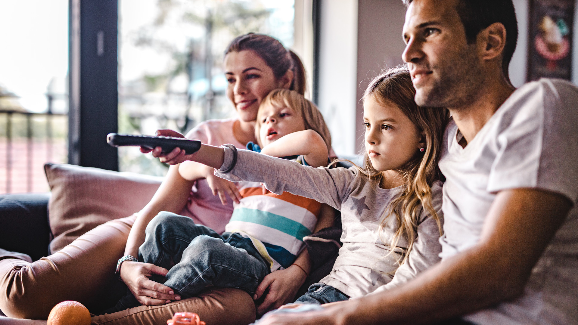 Foraeldre-ser-tv-med-deres-boern.jpg